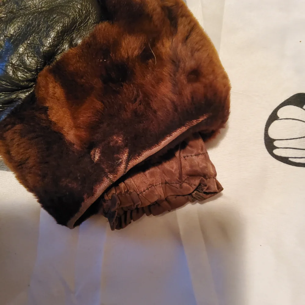 GENUINE MOUTON FUR AND LEATHER COAT WITH RED FOX COLLAR - Picture 4 of 6